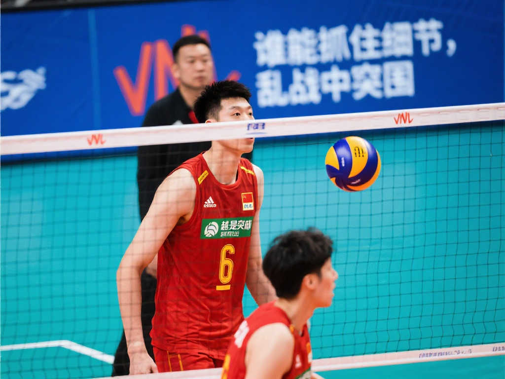四队6分混战一片混乱 中国队趁乱突围希望大增 四队6分混战一片混乱 中国队趁乱突围希望大增